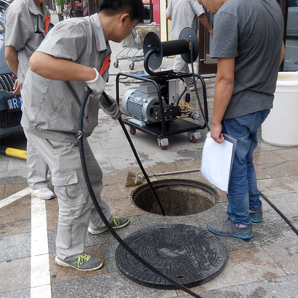 酒店下水道疏通高壓清洗機使用現場